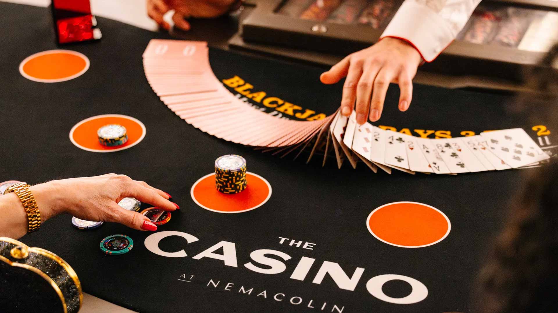 Wanita Cantik dan Pesona Meja Poker